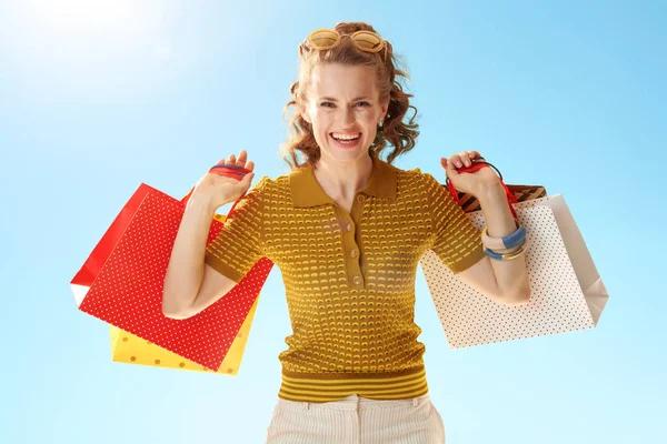 Mujer Moderna Feliz Con Bolsas Compras Contra Cielo Azul —  Fotos de Stock