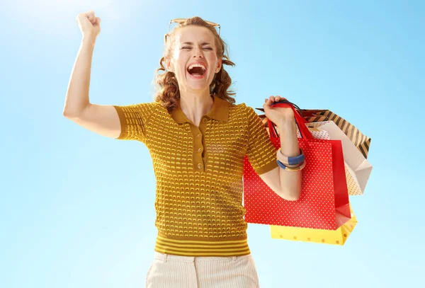 Heureuse Jeune Femme Avec Des Sacs Provisions Réjouissant Contre Ciel — Photo