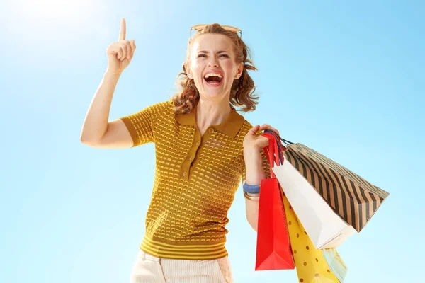 Stijlvolle Vrouw Lachend Met Boodschappentassen Idee Symbool Tonen Tegen Blauwe — Stockfoto