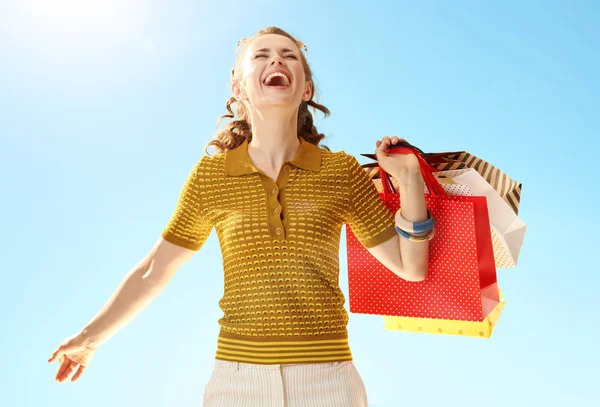 Mujer Moda Feliz Con Bolsas Compras Regocijándose Contra Cielo Azul — Foto de Stock