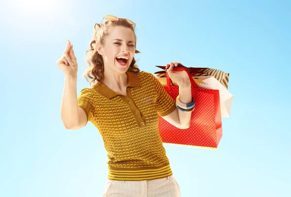 Sorrindo Jovem Com Sacos Compras Dedos Estalando Contra Céu Azul — Fotografia de Stock