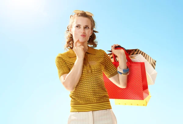 Porträt Einer Nachdenklichen Attraktiven Frau Mit Einkaufstüten Vor Blauem Himmel — Stockfoto