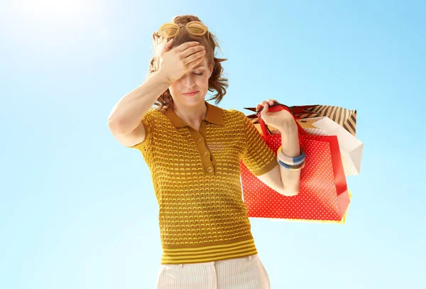 青空ショッピング バッグと強調した若い女性のポートレート — ストック写真