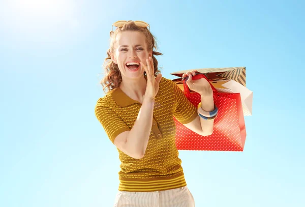 Mujer Moda Feliz Con Bolsas Compras Contar Noticias Emocionantes Contra — Foto de Stock
