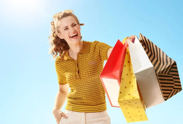 青空ショッピング バッグで明るくモダンな女性 — ストック写真