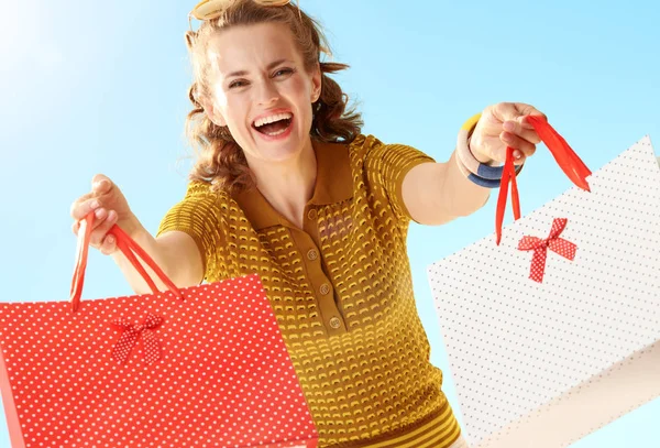 Femme Élégante Gaie Donnant Des Sacs Provisions Contre Ciel Bleu — Photo