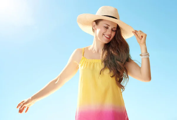 Porträt Einer Entspannten Gesunden Frau Bunten Kleid Vor Blauem Himmel — Stockfoto