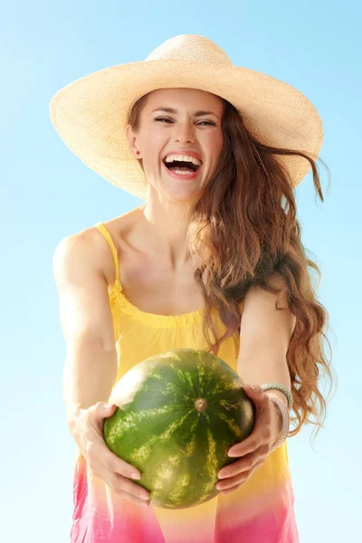 Alegre Mujer Sana Sombrero Paja Jugando Con Sandía Contra Cielo —  Fotos de Stock