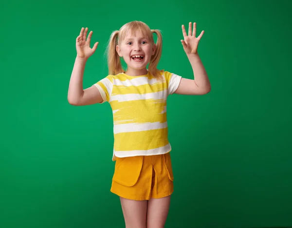 Портрет Жизнерадостного Ученика Поднятыми Руками Улыбающегося Смотрящего Камеру Зеленом Фоне — стоковое фото