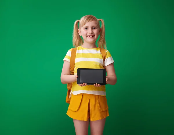 Glückliches Schulmädchen Mit Rucksack Zeigt Tablet Leeren Bildschirm Und Blick — Stockfoto