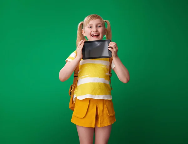 Glückliche Schulmädchen Mit Rucksack Zeigt Tablet Leeren Bildschirm Auf Grünem — Stockfoto