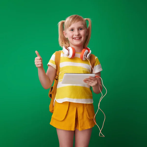 Pupila Feliz Con Mochila Auriculares Que Sostienen Tableta Mostrando Pulgar —  Fotos de Stock