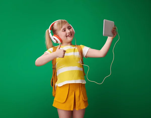 Lachende Leerling Met Rugzak Koptelefoon Voeren Tabletpc Selfie Nemen Groene — Stockfoto