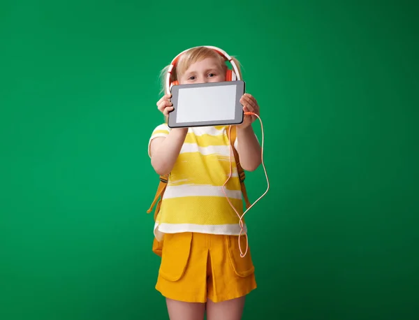 Leerling Met Rugzak Hoofdtelefoon Weergegeven Tablet Leeg Scherm Groene Achtergrond — Stockfoto