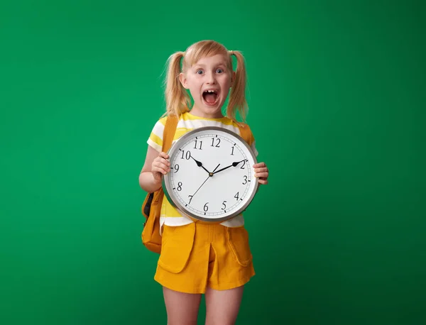 Schockierter Schüler Mit Rucksack Mit Uhr Auf Grünem Hintergrund — Stockfoto