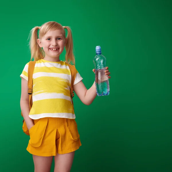 Glimlachend Leerling Met Rugzak Tonen Fles Water Groene Achtergrond — Stockfoto