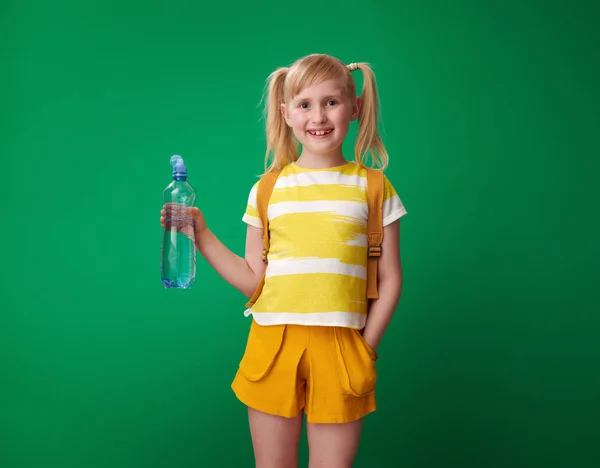 Pupila Sonriente Con Mochila Mostrando Botella Agua Sobre Fondo Verde —  Fotos de Stock