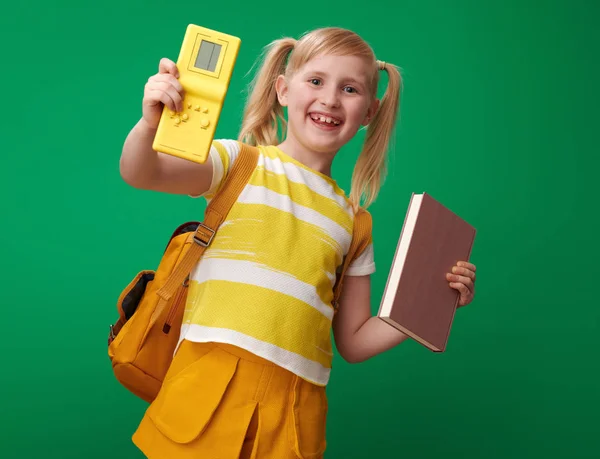 Glücklicher Schüler Mit Rucksack Wählt Videospiel Statt Buch Vor Grünem — Stockfoto