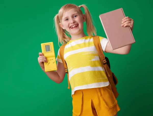 Menina Escola Feliz Com Mochila Escolhendo Livro Vez Jogo Vídeo — Fotografia de Stock