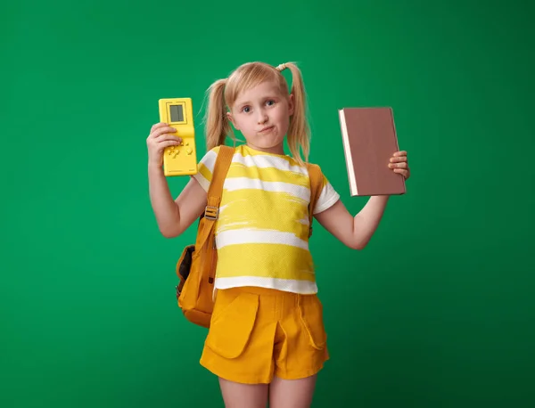 Betroffene Schülerin Mit Rucksack Mit Buch Und Videospiel Auf Grünem — Stockfoto