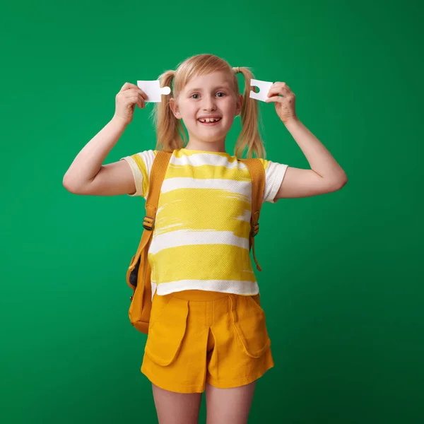 School Meisje Glimlachend Met Rugzak Met Puzzelstukjes Groene Achtergrond — Stockfoto