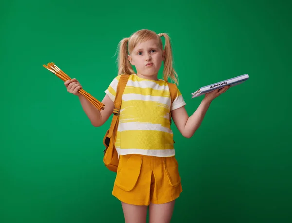 Dudando Niña Escuela Con Mochila Celebración Libro Pinceles Elegir Entre —  Fotos de Stock