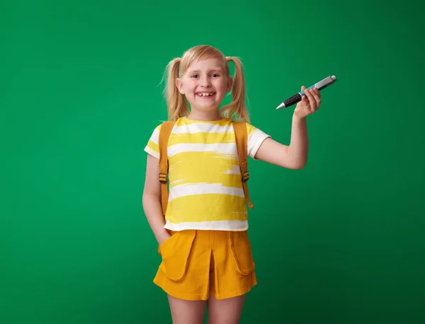 Szczęśliwy Uczeń Plecaka Pokazuje Duże Pióro Zielonym Tle — Zdjęcie stockowe