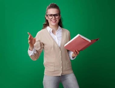 modern öğrenci kitap yeşil arka plan üzerinde açıklayan ile gülümseyen 