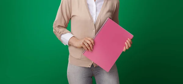 Moderní Studentská Žena Držící Růžový Notebook Zeleném Pozadí Detail — Stock fotografie