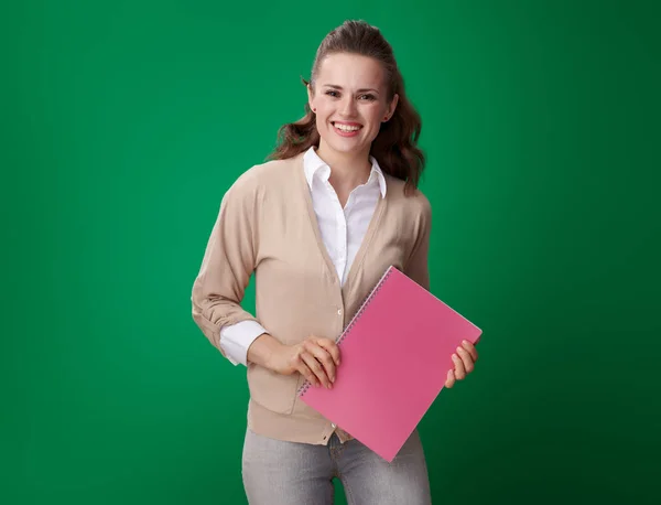 Retrato Mujer Estudiante Moderna Feliz Con Cuaderno Color Rosa Mirando — Foto de Stock