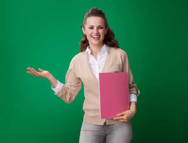 Felice Giovane Studentessa Con Notebook Rosa Mostrando Palmo Vuoto Sullo — Foto Stock