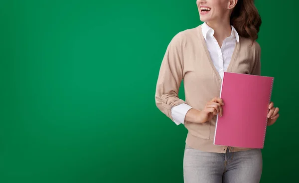 Glückliche Junge Studentin Mit Rosa Notizbuch Auf Grünem Hintergrund — Stockfoto