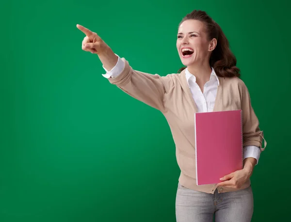 Jovem Estudante Feliz Mulher Com Notebook Rosa Apontando Para Frente — Fotografia de Stock