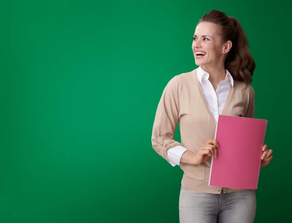 Χαρούμενος Νεαρός Φοιτητής Γυναίκα Ροζ Σημειωματάριο Στην Άκρη Ψάχνει Πράσινο — Φωτογραφία Αρχείου