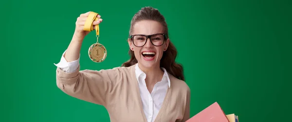 Kobieta Szczęśliwa Nowoczesny Dom Studencki Książek Wyświetlono Medal Zielonym Tle — Zdjęcie stockowe