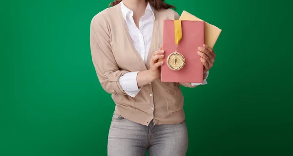 Ευτυχισμένος Φοιτητής Του Σύγχρονη Γυναίκα Βιβλία Και Μετάλλιο Θέτοντας Πράσινο — Φωτογραφία Αρχείου