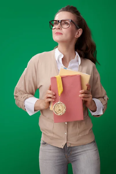 Stolta Modern Studerande Kvinna Med Böcker Och Medalj Tittar Upp — Stockfoto