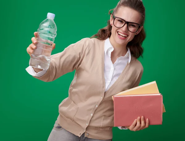 Счастливая Современная Студентка Книгами Дающими Бутылку Воды Зеленом Фоне — стоковое фото