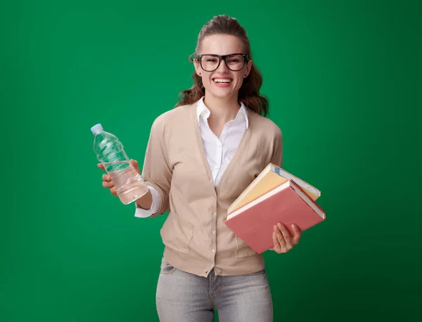 Uśmiechnięta Kobieta Nowoczesny Dom Studencki Książek Butelka Wody Pozowanie Zielonym — Zdjęcie stockowe