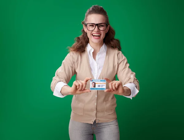 Heureuse Jeune Étudiante Femme Montrant Carte Étudiante Sur Fond Vert — Photo