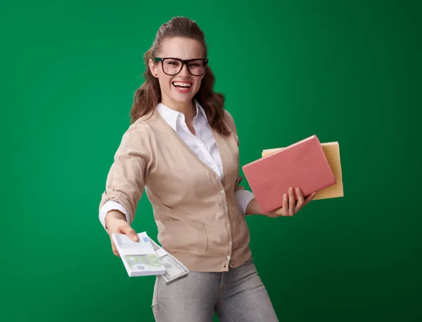 Feliz Mujer Estudiante Moderna Con Libros Que Dan Paquetes Dinero —  Fotos de Stock