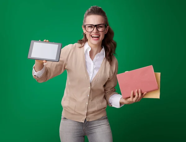 Attraktiva Student Kvinna Med Böcker Och Tablet Grön Bakgrund — Stockfoto