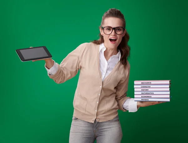Σοκαρισμένος Νεαρός Φοιτητής Γυναίκα Βιβλία Και Tablet Δείχνει Άνεση Της — Φωτογραφία Αρχείου