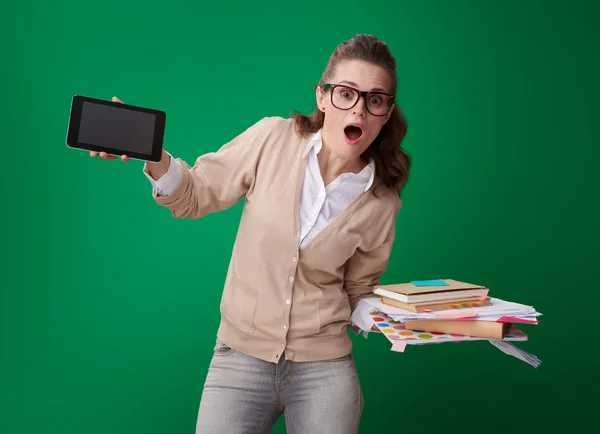 Chockad Ung Student Kvinna Med Böcker Och Tablet Visar Bekvämligheten — Stockfoto