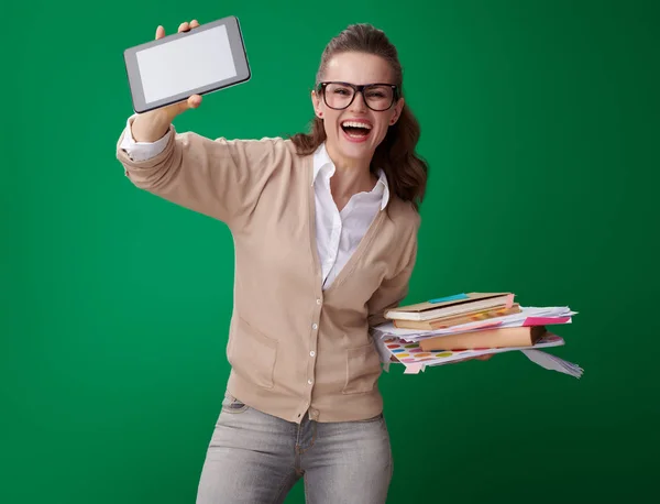 Счастливая Молодая Студентка Книгами Планшетным Показывающая Удобство Технологии Зеленом Фоне — стоковое фото