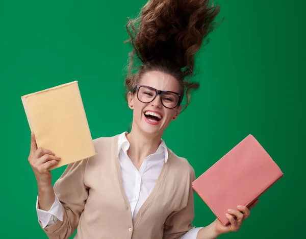 Sonriente Joven Estudiante Mujer Con Libros Saltando Sobre Fondo Verde —  Fotos de Stock