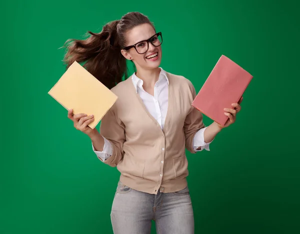 Retrato Una Estudiante Moderna Feliz Con Libros Sobre Fondo Verde —  Fotos de Stock
