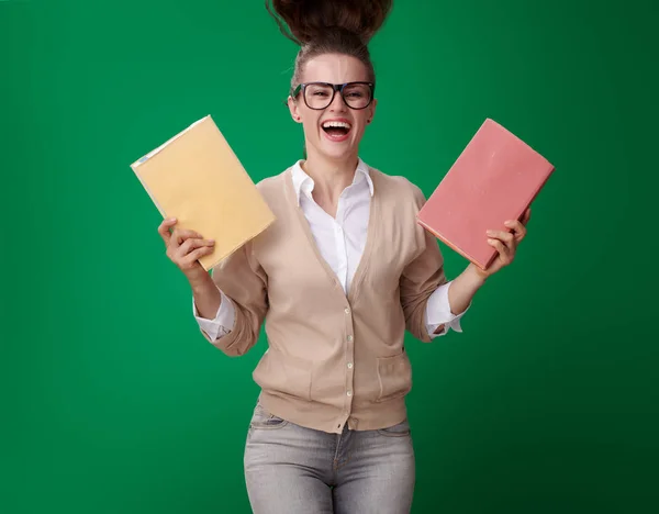 Activa Mujer Estudiante Moderna Con Libros Sobre Fondo Verde — Foto de Stock