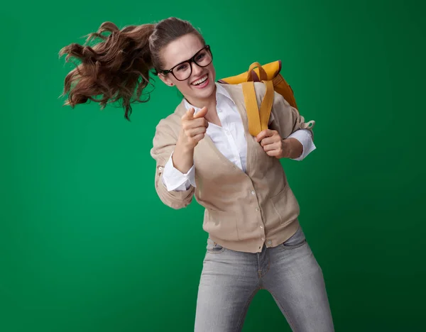 Feliz Jovem Estudante Mulher Pulando Apontando Para Câmera Fundo Verde — Fotografia de Stock