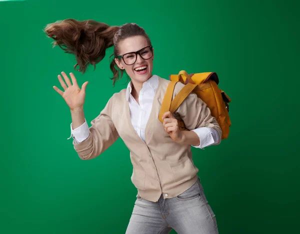 Leende Ung Student Kvinna Hoppning Och Handwaving Grön Bakgrund — Stockfoto